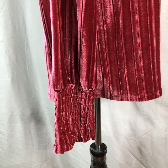 CABLE & GAUGE Sie Medium Ribbed Velvet Smocked Cuff Long Sleeve Keyhole Blouse - Picture 8 of 10